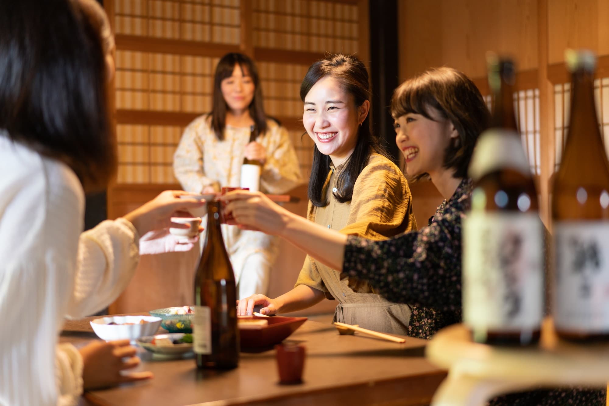 日本酒を酌み交わす人たち